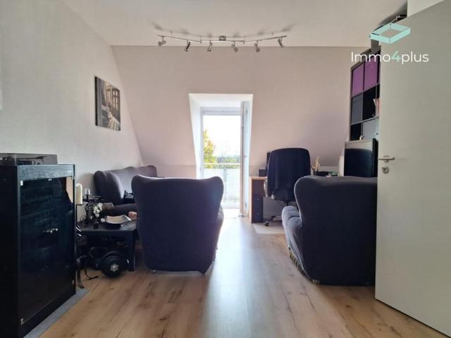 Toll geschnittene DG Wohnung mit Balkon, Tageslichtbad, Abstellkammer und Carport in Schwabelweis!