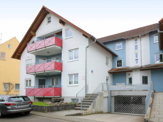 Tolle 4 Zimmer Dachgeschoss Wohnung mit Balkon und PKW Plätzen