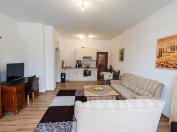 Tolle 4 Zimmerwohnung mit großem Balkon in denkmalgeschützter Villa im westlichen Kurgebiet