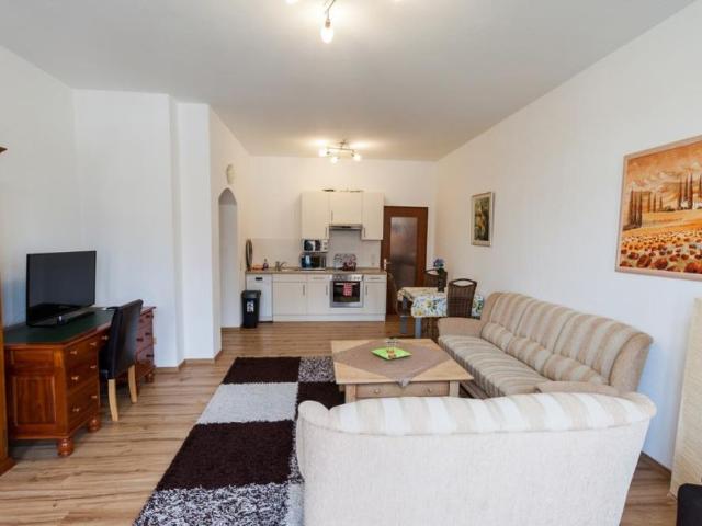 Tolle 4 Zimmerwohnung mit großem Balkon in denkmalgeschützter Villa im westlichen Kurgebiet