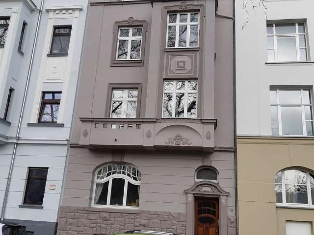 Tolle 5 Zimmer KDB Altbauwohnung mit kl. Balkon und Einbauküche