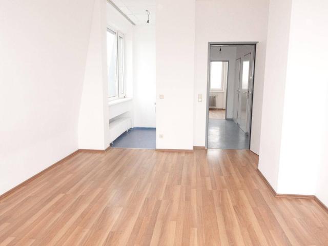 Tolle 2 Zimmer DG Wohnung zwischen Quellenstraße und Gudrunstraße