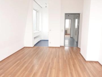 Tolle 2 Zimmer DG Wohnung zwischen Quellenstraße und Gudrunstraße
