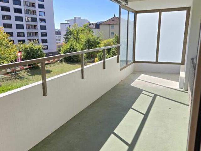 Tolle 3½ Zimmer Wohnung mit zwei Balkone & Aussenparkplatz