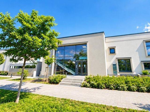 TOLLE VIER Zimmer mit TERRASSE + und GARAGENPLATZ