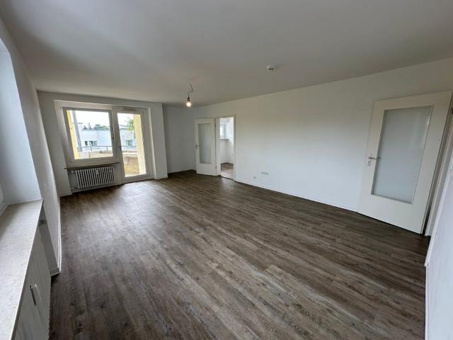 Tolle Aussicht! Große 2 Zimmer Wohnung mit Balkon