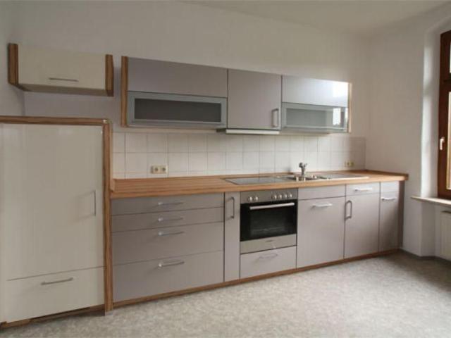 Tolle Einbauküche. ideal für WG´s. großes Bad mit Fenster. Laminat