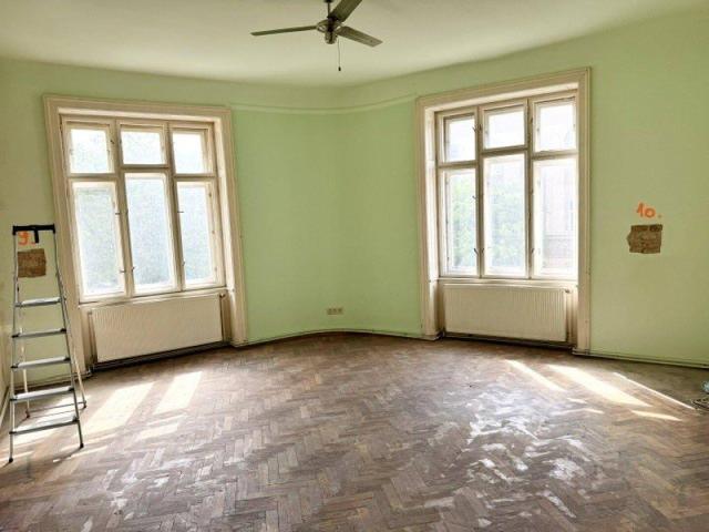 Tolle Gelegenheit: Sanierungsbedürftige Altbauwohnung in zentraler Lage zum Top Preis