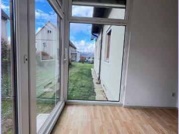 Tolle helle 3 Zimmer Wohnung, Wohnzimmer, 2 SZ, Wintergarten, Bad, WC, Parkplatz, Keller