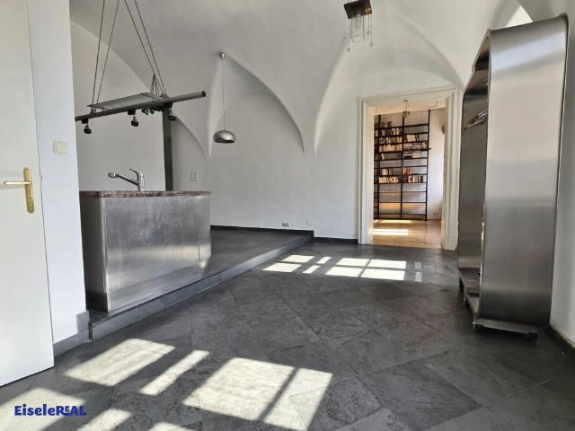 Tolle Lage – eigenwillige 3 Zimmer Altbau Wohnung für 1 2 Personen