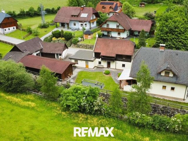 Tolle Liegenschaft mit einem Einfamilienhaus und urigem Bauernhaus mit Garagen und Stallgebäude
