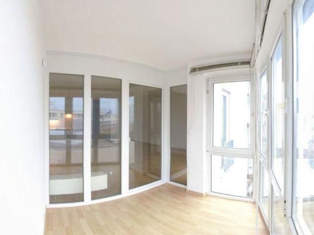 Tolle Single Wohnung mit großem Wintergarten, Aufzug und EBK!