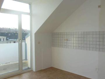 Toller Balkon an der KÃ¼che Laminat Tageslichtbad mit Badewanne