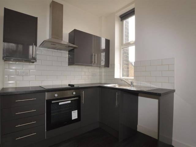 Toller Lane, Bradford, West Yorkshire BD9, 2 bed flat to rent, £695 pcm | PrimeLocation