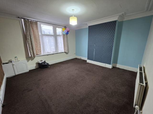 Toller Lane, Bradford BD8, 2 bed flat to rent, £575 pcm | PrimeLocation