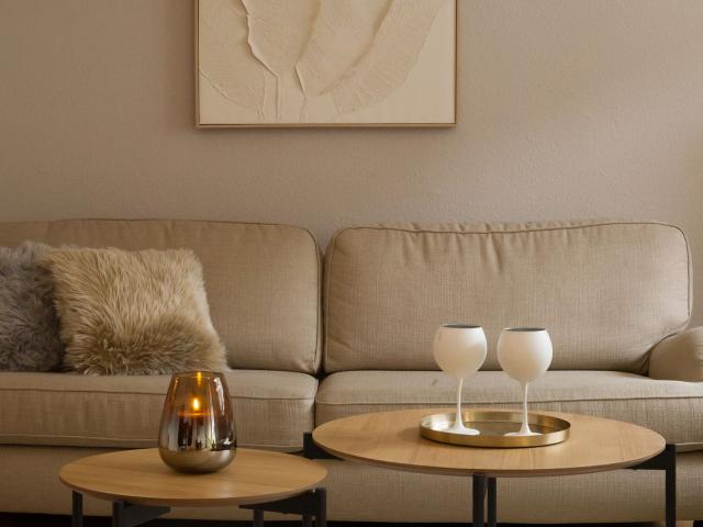 Tolles Appartement mit Fahrstuhl und PKW Stellplatz, Magdeburg Amsterdam Apartments for Rent