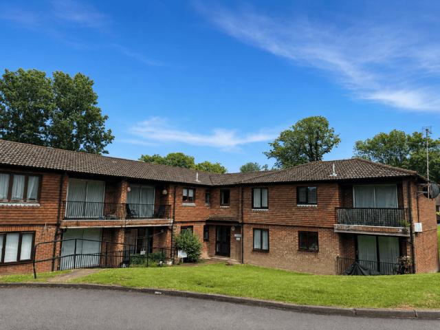 Tollwood Park, Crowborough 2 bed flat to rent £1,250 pcm £288 pw