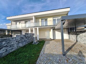 Top 3 Drei Reihenhäuser stehen zum Verkauf