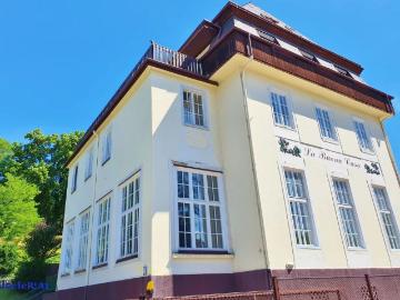 Top 8 2 Zimmer Wohnung in Villa zuzüglich Heizung