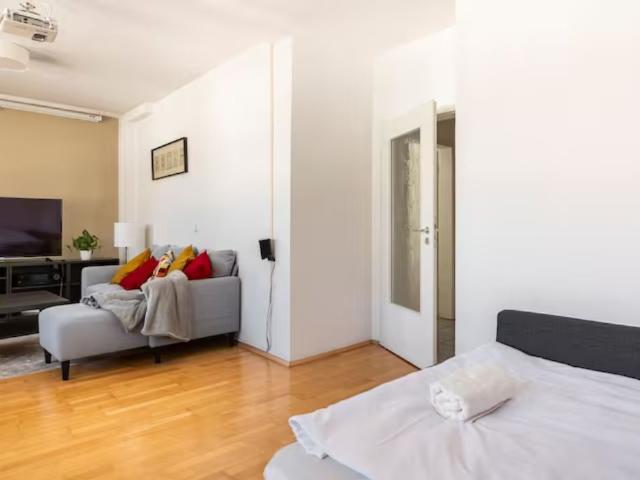Top City XL Apartment, 1 Bedroom & partial Cathedral View, Koln Amsterdam Apartments for Rent