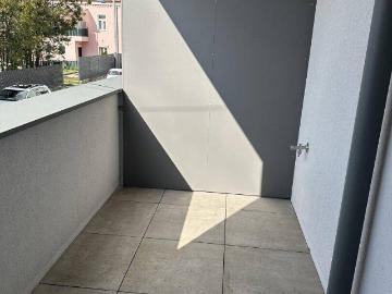 Top Anbindung Coole Single Wohnung 5 Minuten zur U6 Perfekta Strasse, Ruhelage PUR Sonnenbalkon