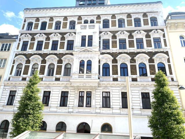 TOP AUSGESTATTETE ALTBAUWOHNUNG MIT GROSSEM BALKON INNENHOFLAGE