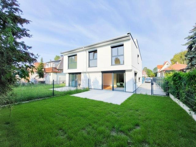 TOP AUSGESTATTETES GLORIT HAUS IM ERSTBEZUG MIT KLIMA, WÄRMEPUMPE UND PV ANLAGE!