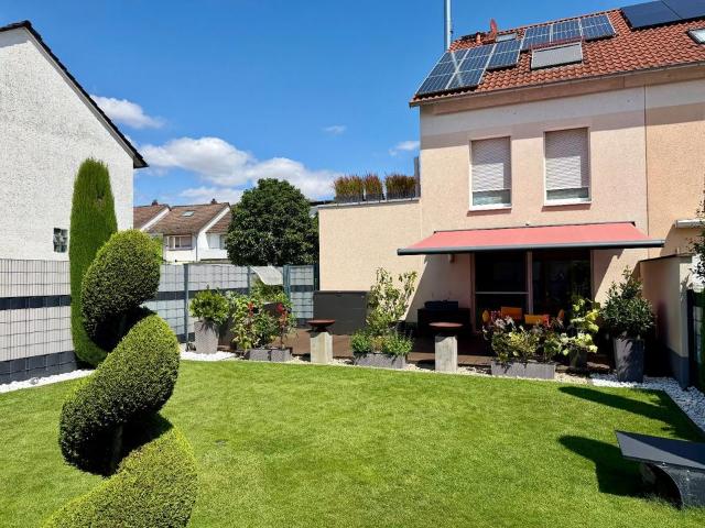 Top ausgestattetes Reihenendhaus mit großem Garten & Dachterrasse