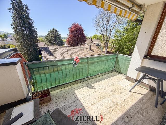 TOP gefragte Lage im Reusch! Schöne, sonnige 2 Zimmer Whg mit Balkon + EBK. 2x TG Plätze verfügbar!