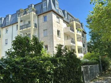 Top gelegene 4 Zimmer Wohnung mit zwei Terrassen und Tiefgaragenstellplatz
