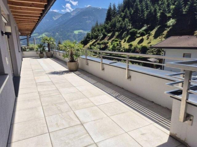 Top Gelegenheit ! Neuwertige Penthouse Wohnung mit 2 Tiefgaragenabstellplätzen und 1 Autoabstellplatz im Freien