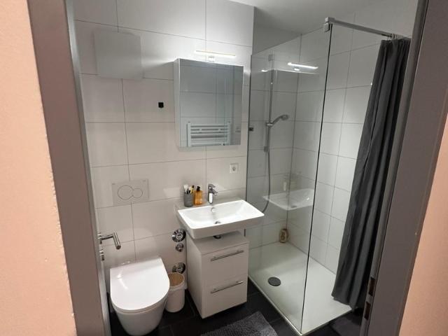 Top gepflegt & voll möbliert: Schicke 1 Zimmer Whg mit West Balkon und TG