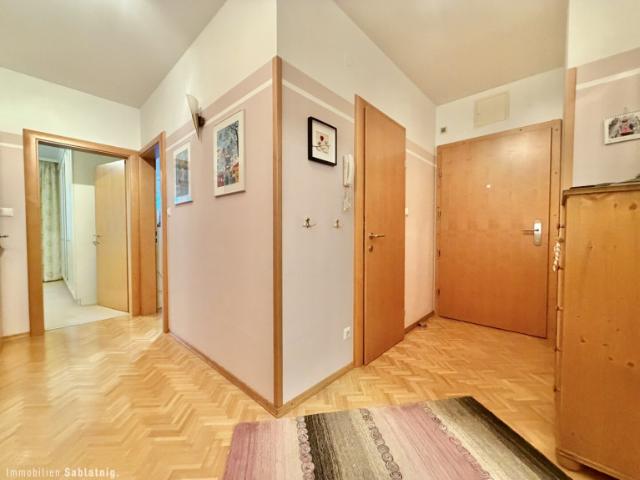 Top gepflegt zentral! Attraktive 3 Zimmer Wohnung mi Loggia & Parkplatz!