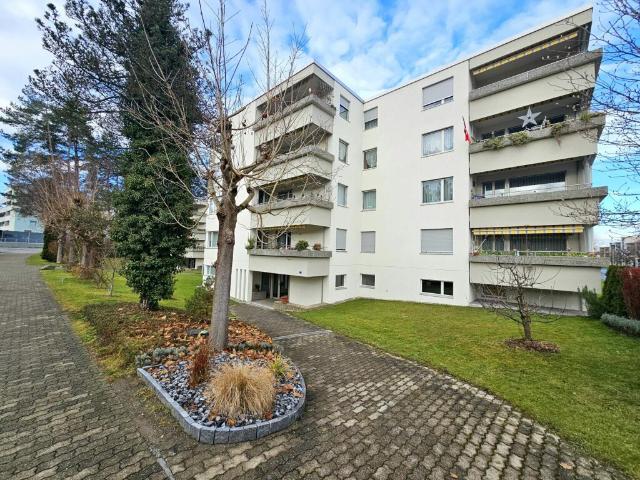 Top gepflegte und lichtdurchflutete 4.5 Zimmer Wohnung mit Balkon und Weitsicht