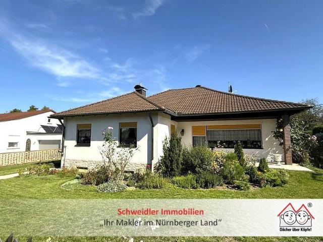 Top gepflegter Bungalow mit traumhaft großem Gartengrundstück und Garage in Eckental