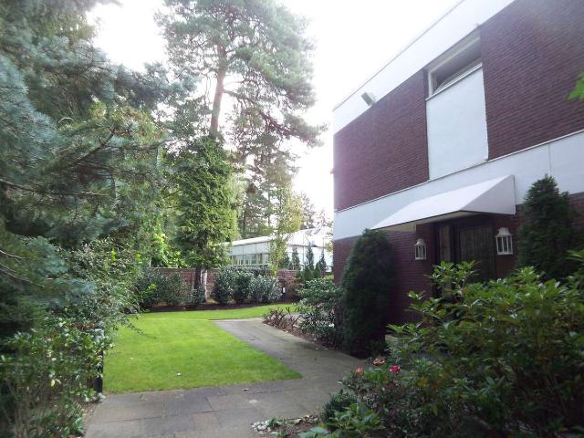 Top Dahlem Lage: 4 Zimmer Einfamilienhaus mit Tiefgaragenplatz