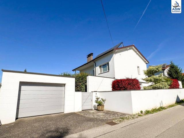 Top Einfamilienhaus mit ca. 180 m², Pool, überdachter Terrasse und 2 Garagen in ruhiger Grünlage mit PV Anlage, Luftwärmepumpe und Holzöfen