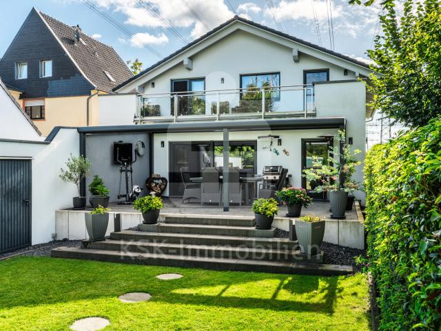 TOP Einfamilienhaus mit Einliegerwohnung: Viel Potential für Familien & Selbstständige in Efferen!