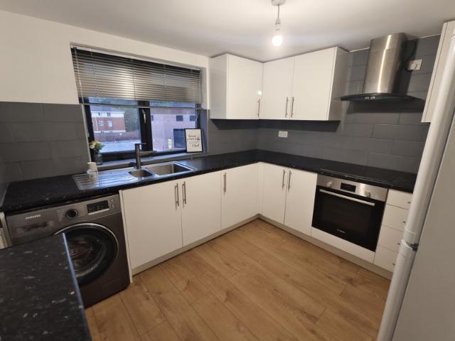 Top Floor 3 Bed Flat Halesowen Rd Old Hill B64