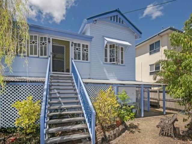 TOP FLOOR 3 BED UNIT GREAT CITY LOCATION!