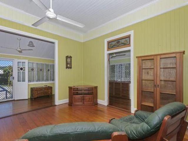 TOP FLOOR 3 BED UNIT GREAT CITY LOCATION!