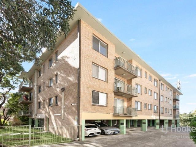 Top Floor 3 Bedroom Apartment with Double Car Space