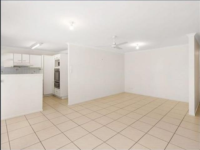 Top Floor 3 Bedroom Unit 1 Block From The Beach!