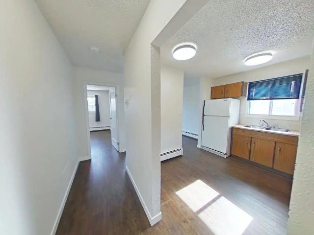 Top Floor 1 Bed | Energized Parking Included | Prime Central Location — 1 Bedroom Condo Unit