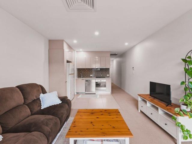 Top floor 1 bed unit + study room!