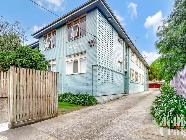 TOP FLOOR 1 BEDROOM APARTMENT