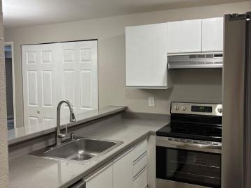 Top Floor 1bd/1ba With Balcony!