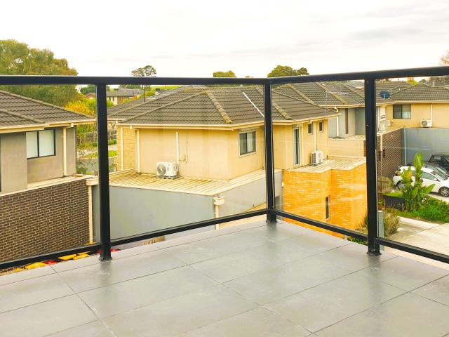 Top Floor 2 Bedroom Apartment with Private Balcony