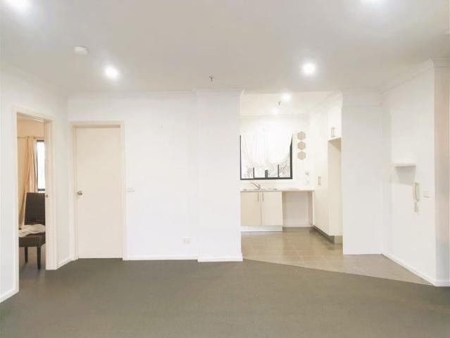 Top Floor 2 Bedroom Apartment with Private Balcony