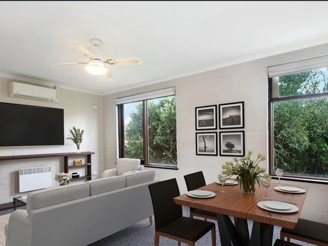 Top Floor 2 bedroom Apartment with Views